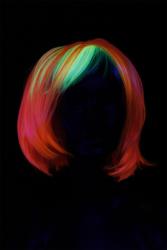 Perruque coupe carré multicolore fluo UV