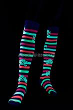 Chaussettes fluo longues avec rayures multicolores droites motif tête de mort vert