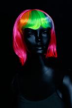 Perruque fluo avec frange multicolore courte rose UV
