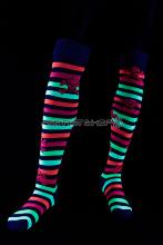 Chaussettes fluo longues avec rayures multicolores droites motif tête de mort rose