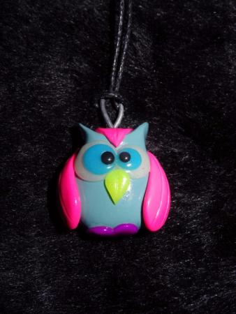 Pendentif « rigolos zanimaux » chouette bleue et rose