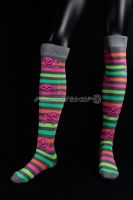 Chaussettes fluo longues avec rayures multicolores droites motif tête de mort rose