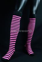 Chaussettes roses fluo longues avec grosses rayures noires 