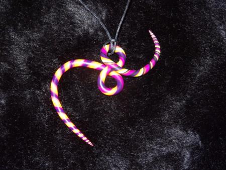 Pendentif tribal vert, rose et violet en pâte polymère