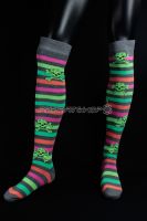 Chaussettes fluo longues avec rayures multicolores droites motif tête de mort vert