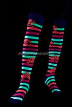 Chaussettes fluo longues avec rayures multicolores droites motif tête de mort orange