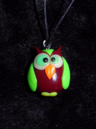 Pendentif « rigolos zanimaux » chouette bordeaux et verte