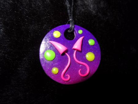 Pendentif champis roses en pâte polymère