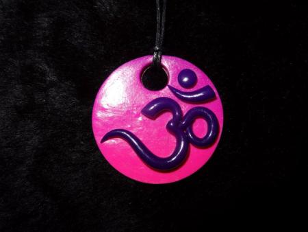 Pendentif ohm violet en pâte polymère