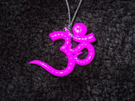 Pendentif ohm strillé fuschia en pâte polymère