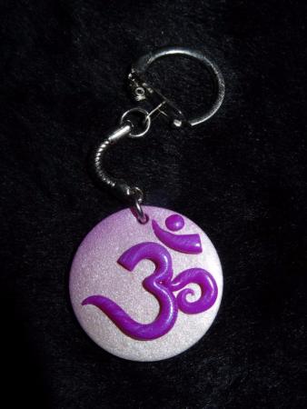 Porte-clé ohm violet en pâte polymère