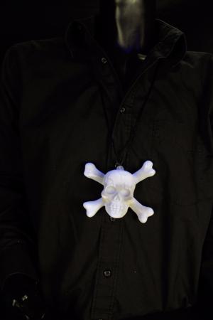 Collier tête de mort fluo et lumineux 9 X 10 cm