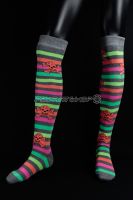 Chaussettes fluo longues avec rayures multicolores droites motif tête de mort orange