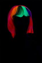 Perruque fluo avec frange multicolore courte rose UV