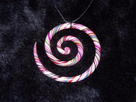 Pendentif tribal multicolore en pâte polymère