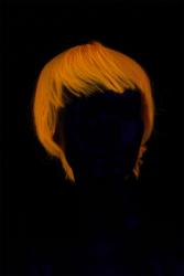 Perruque courte orange fluo UV