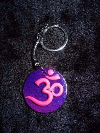 Porte-clé ohm rose fluo en pâte polymère