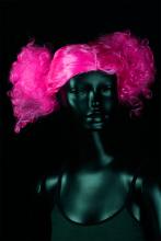Perruque à couettes rose fluo avec cheveux frisés