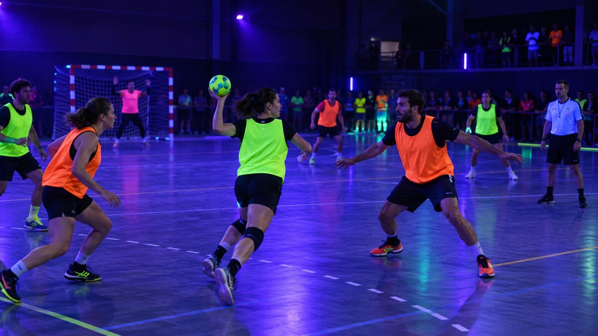 Tournoi de handball fluo avec équipes en chasubles fluorescentes sous éclairage UV dans un gymnase