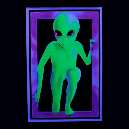 idee-cadeau-noel-anniversaire-pas-cher-poster-alien-fluo-reagit-a-la-lumiere.jpg