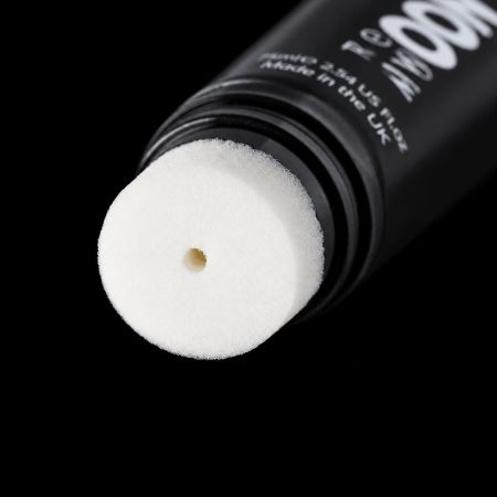 	Gros plan sur l’applicateur éponge propre du tube de maquillage noir Moon Glow 75 ml