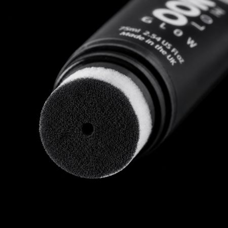 	Gros plan sur l’applicateur éponge imprégné de maquillage noir Moon Glow 75 ml